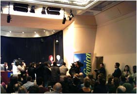 Foto de Mar&iacute;a Asquerino junto a Carlos Blanco, recogiendo el premio de la Revista Nickel Odeon 2003